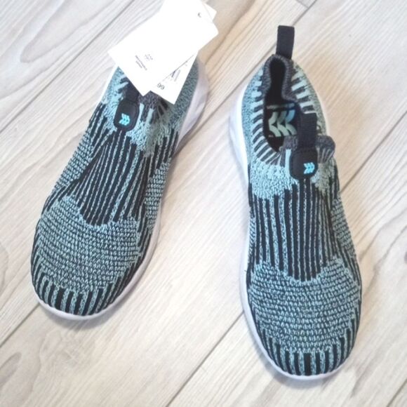 (57-3543) 🔥3/$20🔥  All in Motion Shoes Sz 4 - Picture 1 of 9